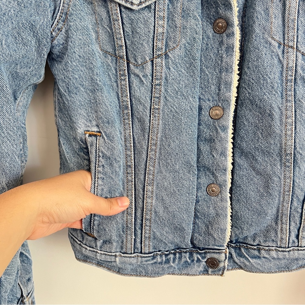 Levi’s Sherpa Lined Denim Trucker Jacket Blue Denim Light Wash Women’s Size S - Picture 4 of 13